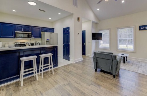 Orangeburg House | Stylish 2BR on Sylvan
