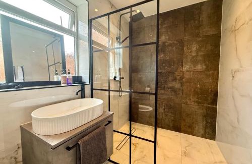 Stourbridge House | Stylish 2BR - Sleeps 6 - Central Stourbridge Gem