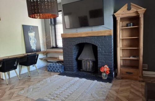 Rochdale House | Stylish 2BR Stay with Hot Tub & Private Garden
