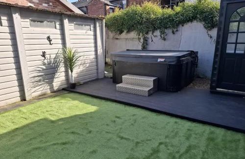 Rochdale House | Stylish 2BR Stay with Hot Tub & Private Garden