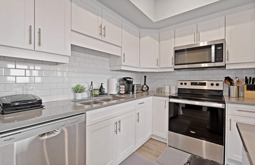 Fonthill Apartment | Stylish 2BR Suite on High Floor and Situated Close To Falls