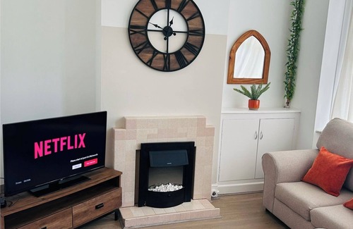 Winshill House | Stylish 3 Bed House Sleeps 5 Free Parking Wifi