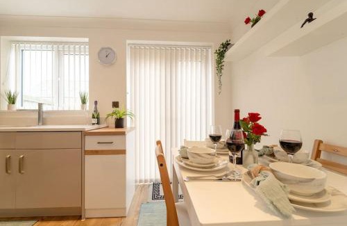 Colne House | Stylish 3 Bed, 3 Bath, Garden & Drive for 2 cars