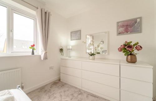 Colne House | Stylish 3 Bed, 3 Bath, Garden & Drive for 2 cars