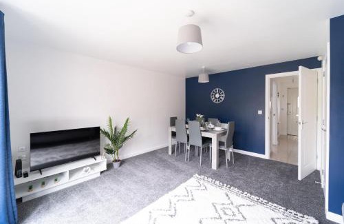 Gloucester House | Stylish 3-bed Gloucester house with Free Driveway Parking for 2 cars