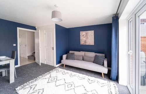 Gloucester House | Stylish 3-bed Gloucester house with Free Driveway Parking for 2 cars