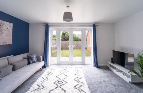 Gloucester House | Stylish 3-bed Gloucester house with Free Driveway Parking for 2 cars