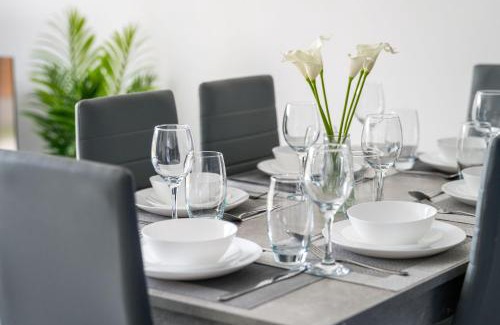 Gloucester House | Stylish 3-bed Gloucester house with Free Driveway Parking for 2 cars