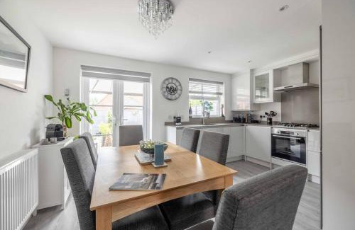 Langley Marish House | Stylish 3-Bed House in Langley, Driveway Parking!