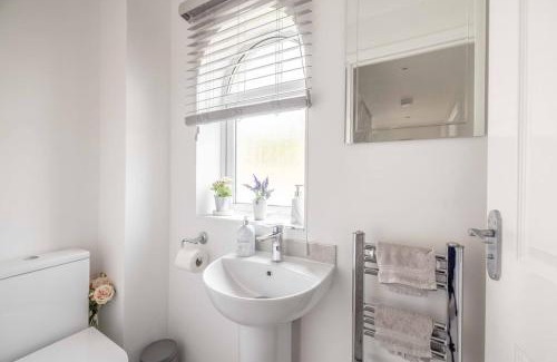 Langley Marish House | Stylish 3-Bed House in Langley, Driveway Parking!