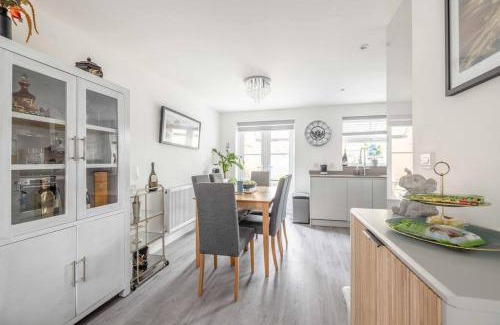 Langley Marish House | Stylish 3-Bed House in Langley, Driveway Parking!