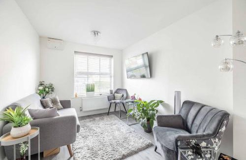 Langley Marish House | Stylish 3-Bed House in Langley, Driveway Parking!