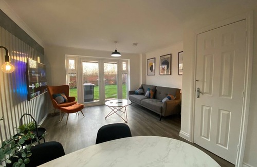 Corby House | Stylish 3-Bed House with Free Parking & Netflix