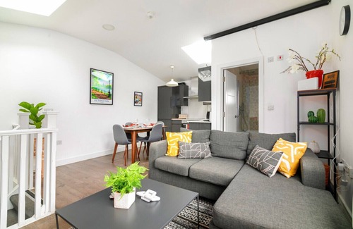Haggerston Apartment | Stylish 3-Bed Shoreditch Flat over 3 Floors ample space and Family Friendly