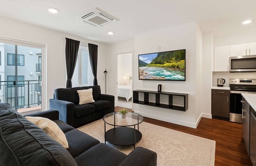 Olde Kensington Apartment | Stylish 3BD | Sleeps 8| Northern Liberties