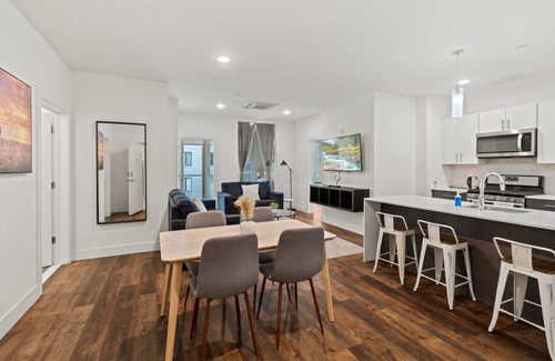Olde Kensington Apartment | Stylish 3BD | Sleeps 8| Northern Liberties
