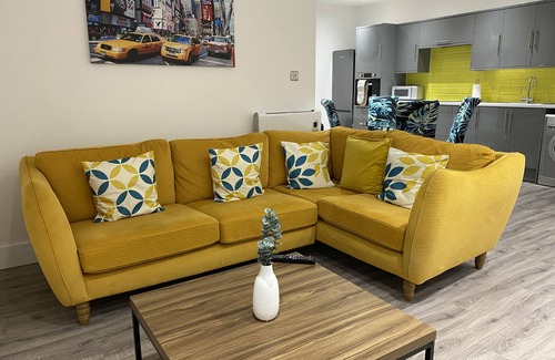 Cwmbrwla Apartment | Stylish 3beds Nystyle Apt - Parking, Self Check-in