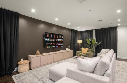 East Harlem Apartment | Stylish 3BR Designer Home in Harlem with Parking