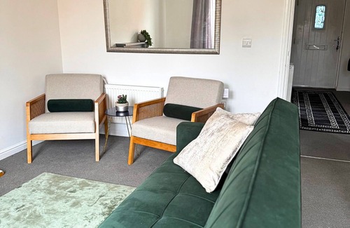 Corby House | Stylish 3BR Home | Garden + Wi-Fi + Parking – Perfect for Work or Family