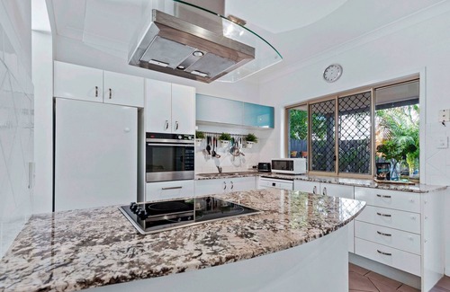 Bulimba Apartment | Stylish 3BR Townhouse CampHill + Wi-Fi, Parking