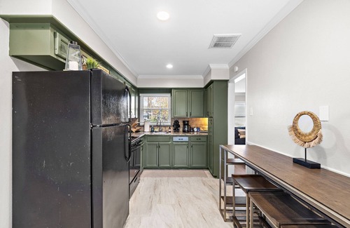 Pasadena House | Stylish 3BR with BBQ Patio and Smart TV Lounge