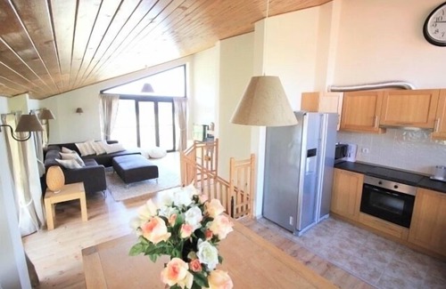 Maritsa Ski Chalet | Stylish 4 bed Large Chalet (sleeps 11)