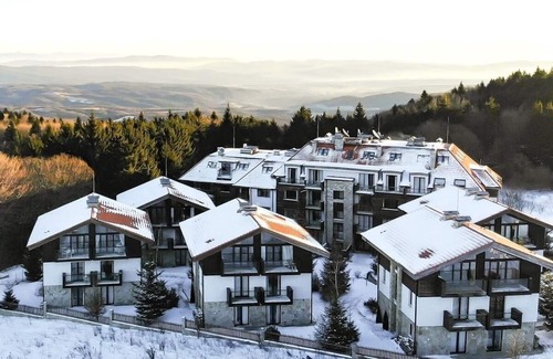 Maritsa Ski Chalet | Stylish 4 bed Large Chalet (sleeps 11)
