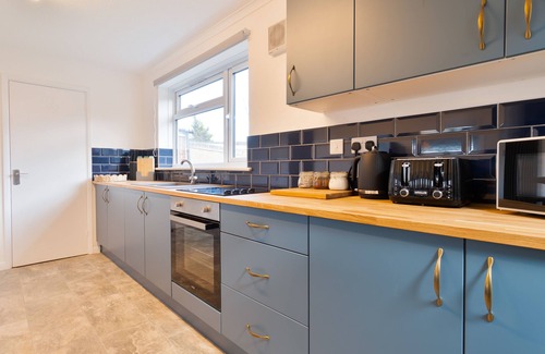 Broad Oak House | Stylish 4 Bedroom Spacious House w/Parking - Sleeps 10 - Families & Contractors