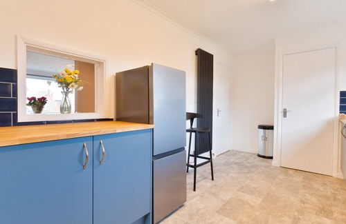 Broad Oak House | Stylish 4 Bedroom Spacious House w/Parking - Sleeps 10 - Families & Contractors