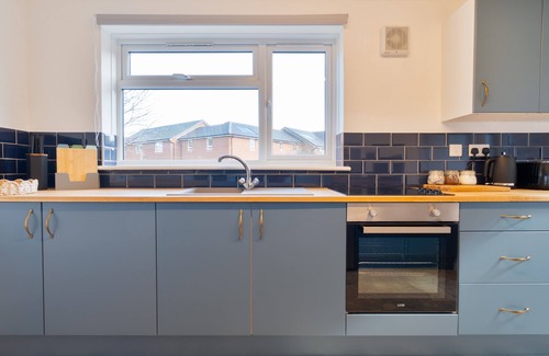 Broad Oak House | Stylish 4 Bedroom Spacious House w/Parking - Sleeps 10 - Families & Contractors
