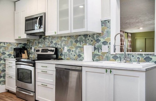 Aksarben - Elmwood Park House | Stylish 4BR Getaway! Minutes to Attractions!