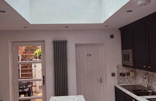 Kidderminster House | Stylish 5-Bed Home, Off-Street Parking, for families, groups, or business stays