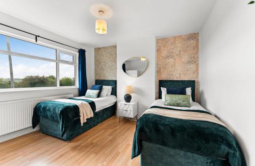 Giltbrook House | Stylish 5 Bed in Peak District Gem - Games Rooms