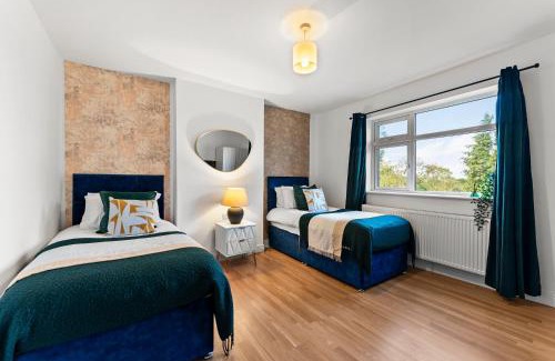Giltbrook House | Stylish 5 Bed in Peak District Gem - Games Rooms