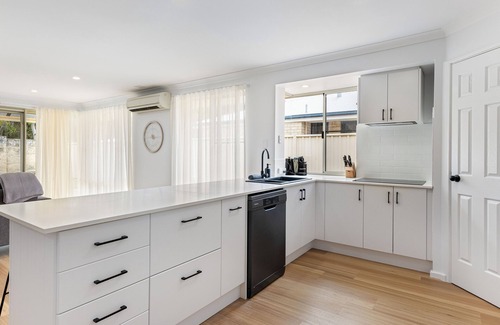 Geographe House | Stylish 5-Bedroom Home Geographe