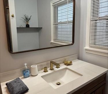 Elmhurst House | Stylish 5-bedroom near Downtown Providence & Providence College