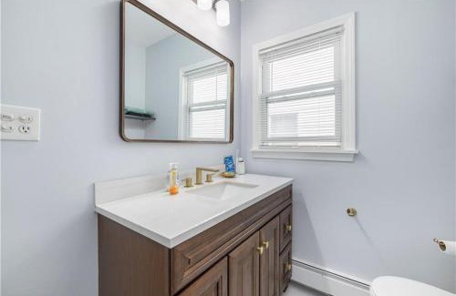 Elmhurst House | Stylish 5-bedroom near Downtown Providence & Providence College