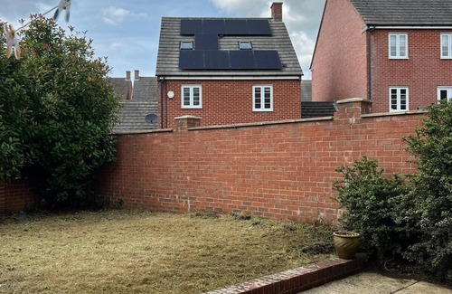 Lychpit House | Stylish 5 -Bedroom House in Basingstoke w/Parking