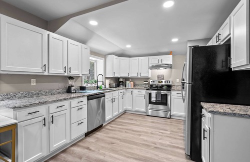 Westside Norwich Apartment | Stylish, 5 Queen Beds, 2.1Mi To Mohegan