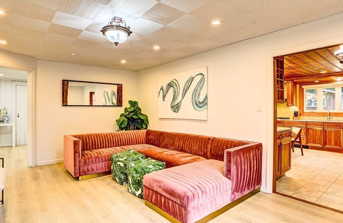 Chestnut Ridge Villa | Stylish 6BR Villa w/ Large Backyard