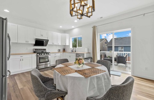 Bothell House | Stylish and Contemporary Retreat on 223rd Place SE - Perfect Getaway Spot #41847