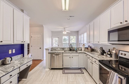 Breckenridge House | Stylish and Cozy Home - 5 miles to RTP Triangle Park & RDU Airport