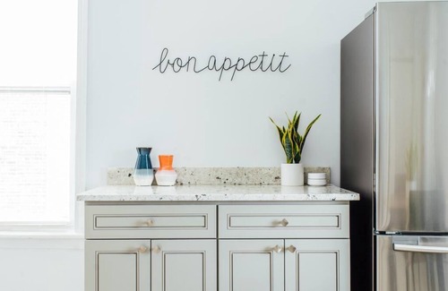 Logan Square Apartment | Stylish and Cute 2BR Apartment Near Wrigley!