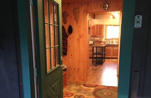 Strawberry House | Stylish and Modern Cabin on the River's Edge, Minutes to Skiing and Adventure!!