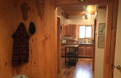 Strawberry House | Stylish and Modern Cabin on the River's Edge, Minutes to Skiing and Adventure!!
