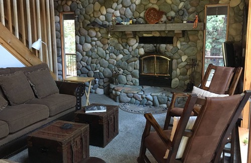 Strawberry House | Stylish and Modern Cabin on the River's Edge, Minutes to Skiing and Adventure!!
