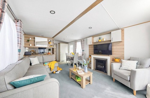 Narberth House | Stylish and spacious 12ft-wide caravan with one double and two twin.