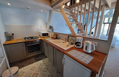 Lanvallay Apartment | Stylish apartment in unique position with stunning river views
