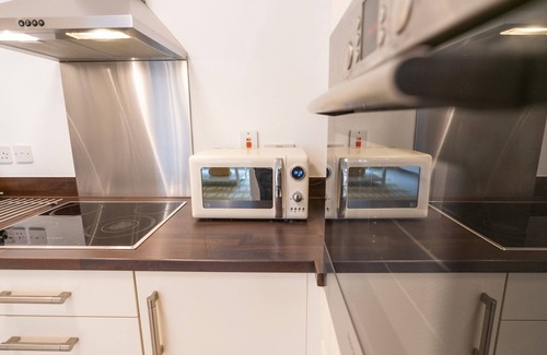 Century Wharf Apartment | Stylish Apartment in the Bay with Parking