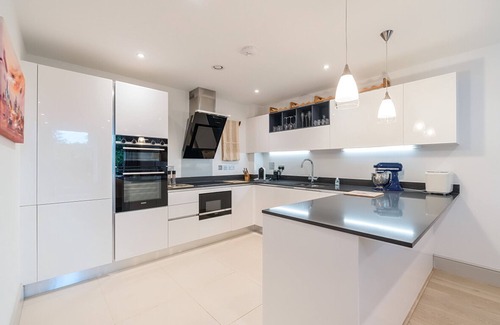 Weybridge Apartment | Stylish apartment with parking| Pass the Keys